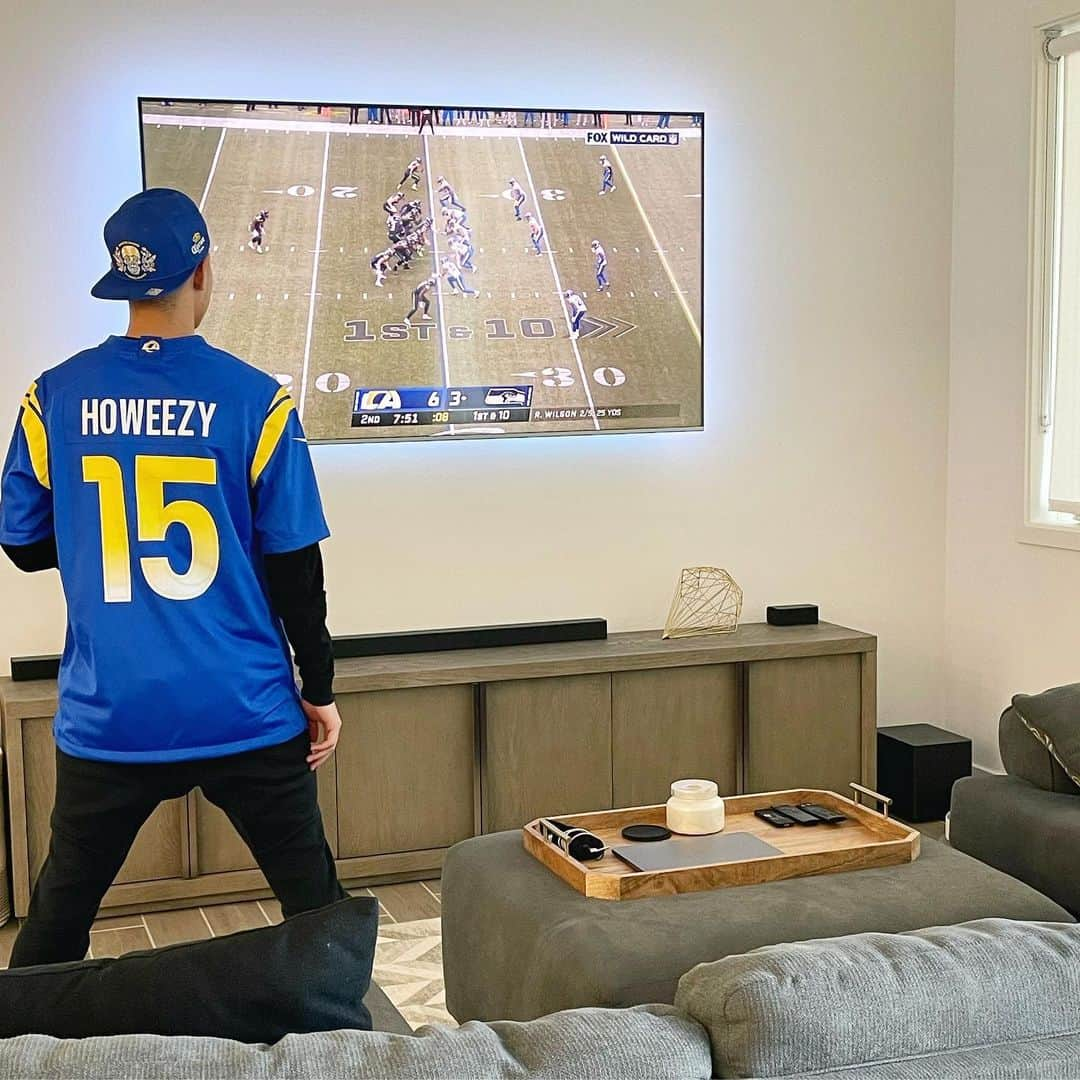 ハワード・シューのインスタグラム：「How I’m watching the game today✌️ #LARAMS」