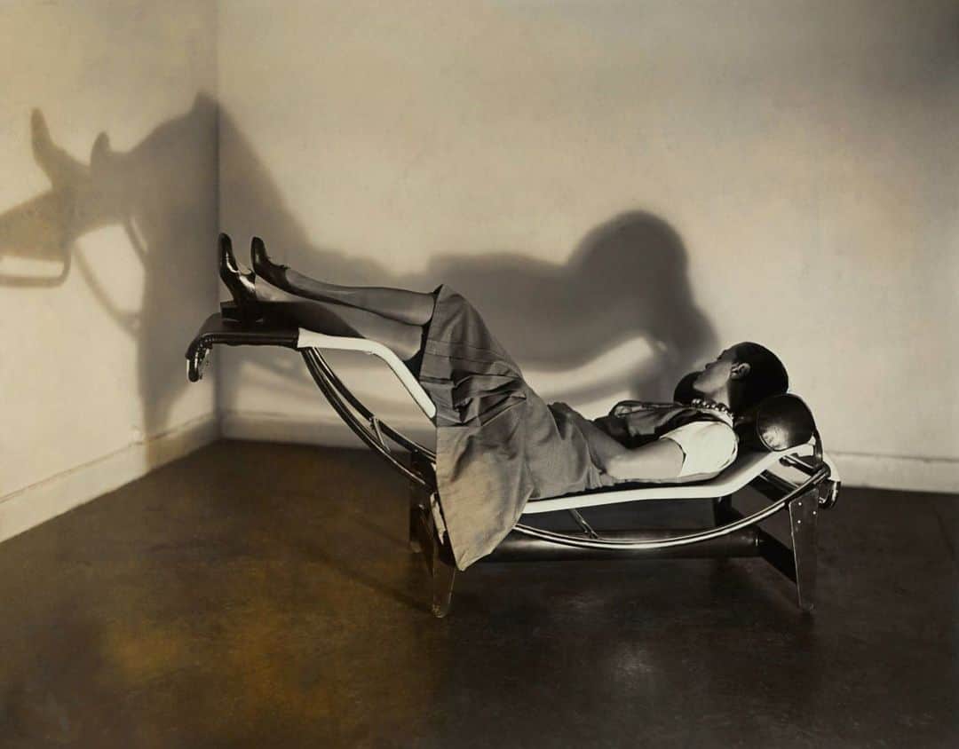 レベッカテイラーのインスタグラム：「Sometimes it just feels good to put your feet up for a while.  ∙  ∙  ∙  ∙ Charlotte Perriand in the chaise lounge she designed with Le Corbusier and Pierre Jeanneret, 1958-63.  Image via Pinterest.」