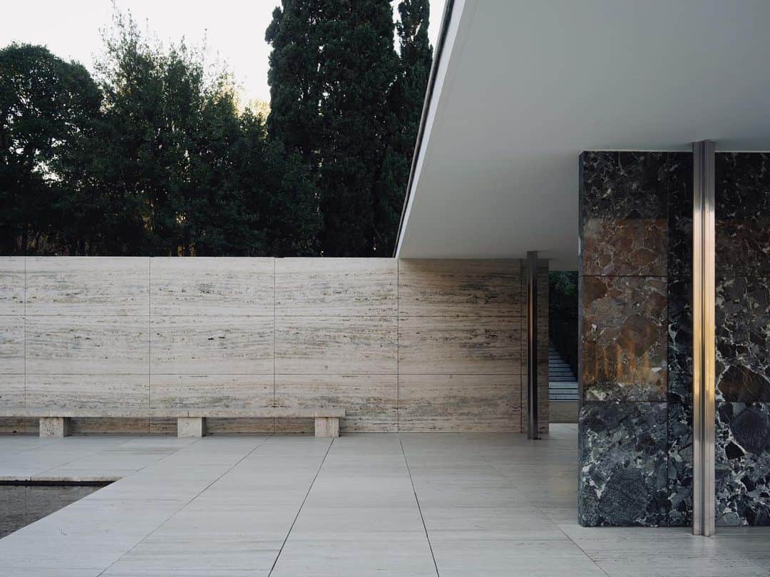 アリス・ガオのインスタグラム：「[jan 9 2016 archives] exactly five years ago - visiting the barcelona pavilion with @gojourny 😌」
