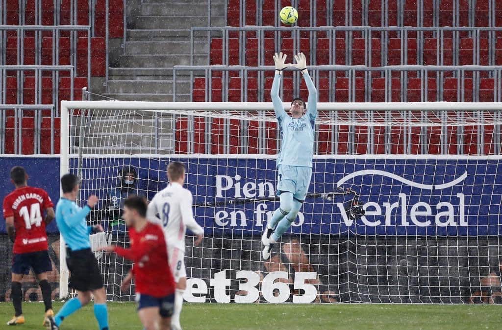 ティボ・クルトゥワのインスタグラム：「El punto no es lo que buscábamos, queríamos ganar, pero no pudo ser. Gracias a los empleados de Osasuna que hicieron posible jugar pero cuando los ciudadanos tienen problemas mayores por la climatología quizá el fútbol debería ser secundario y aplicar sentido común #HalaMadrid」