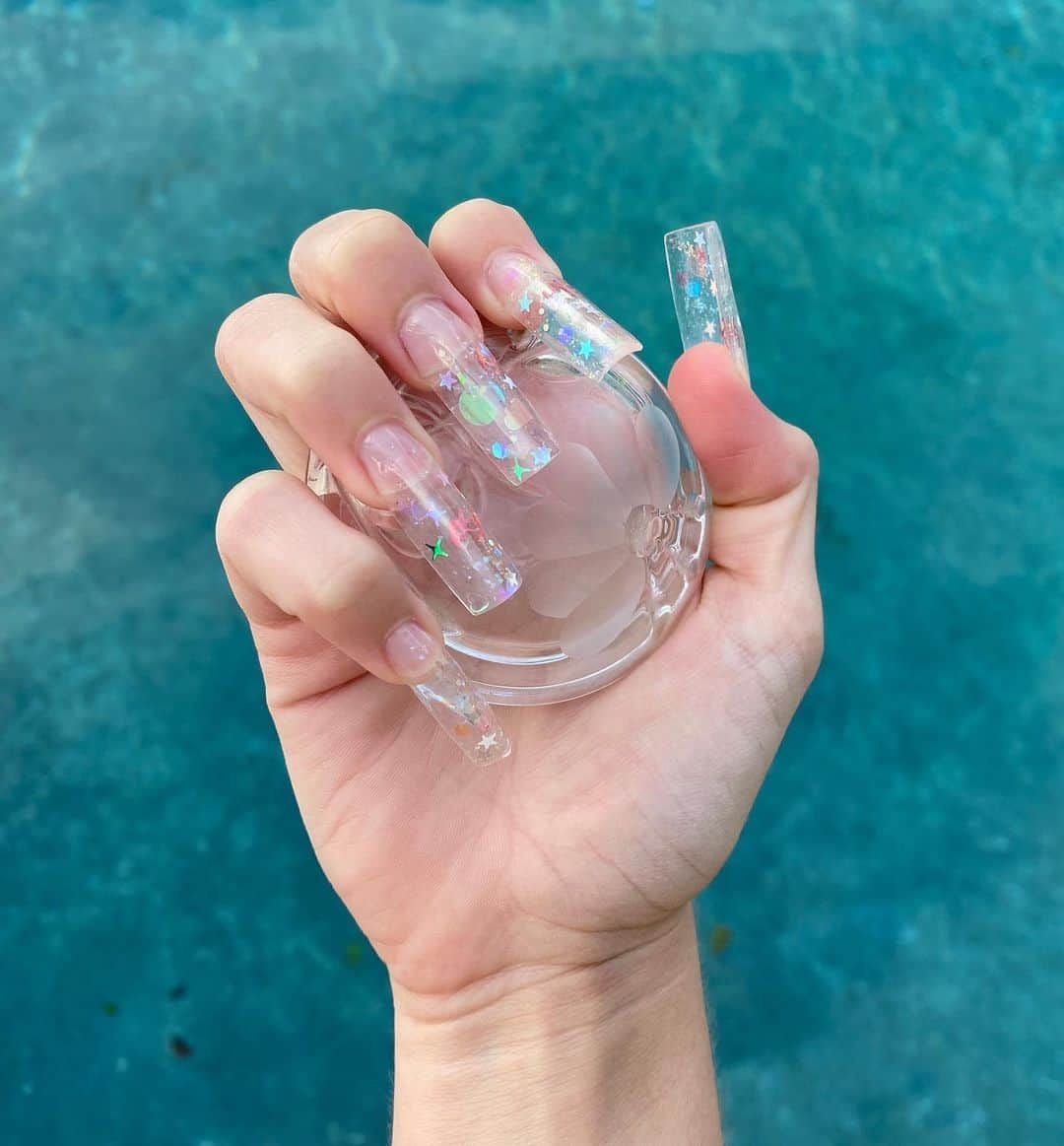 ゴールディ・ホーンのインスタグラム：「In love with the Aquarian crystal ball magic me and @nailsby_sheila cooked up...a true Swan Lake ballet masterpiece of the hands to achieve, she’s a crafty genius 🔮 And PS yes they do taste good.」