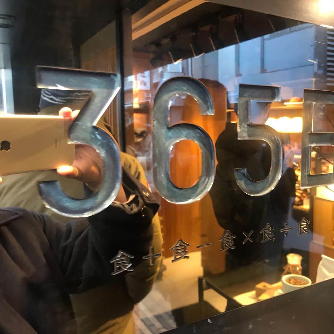 のインスタグラム：「朝7時に行って1時間並んだ。 ＃365日　#パン　#パン屋」