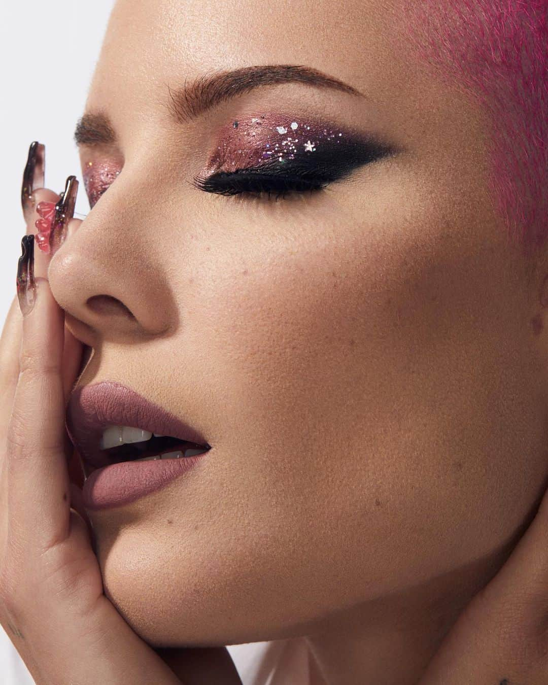 Halseyさんのインスタグラム写真 - (HalseyInstagram)「My @aboutfacebeauty Paint-It Matte lip is going to be included in the February #IPSYGlamBagX curated by @patrickta!!! So excited @IPSY! 📸: @micheleandersen #ad」1月10日 8時30分 - iamhalsey