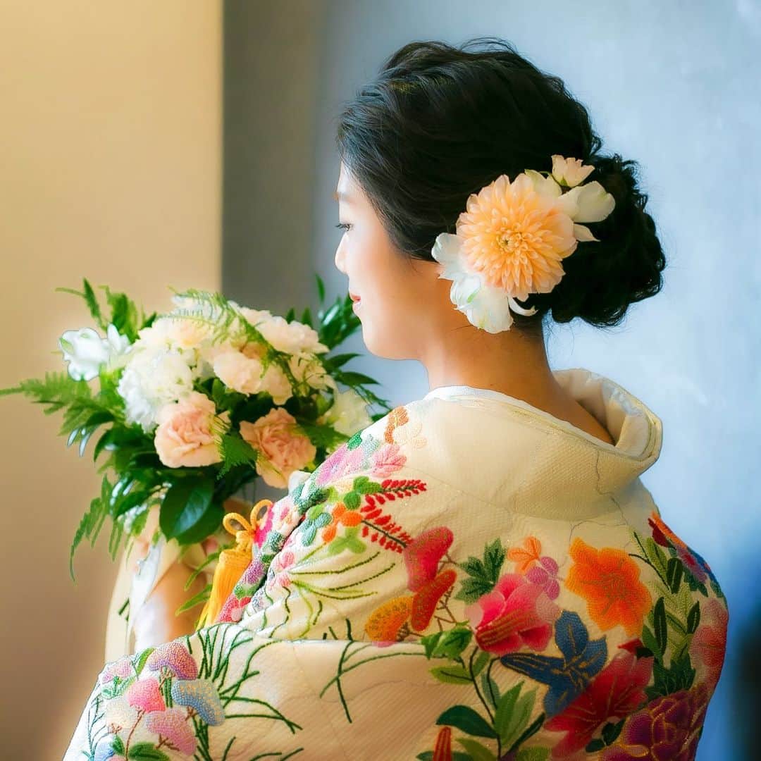 のインスタグラム：「【#スイスホテル花嫁 さまレポート】 打掛け・ブーケ・ヘアーフラワーのベースカラーを白に統一して、ほのかに帯びる色を加えることで上品なイメージと可愛らしさが共存します。 [#SwissotelBrides Report]  By unifying the base color of KIMONO,・bouquet and hair flower to white and adding a faint color, an elegant image and cuteness coexist. #前撮り  #和装  #和装前撮り  #ここからはじまりここから繋がる  #スイスホテル花嫁  #スイスホテル南海大阪  #スイスホテルウエディング  #スイスホテルロマンス  #大阪結婚式  #ホテルウエディング  #ホテル婚  #なんば  #なんば駅  #preshoot  #kimono  #swissotelnankaiosaka  #swissotelwedding  #swissotelromance  #osakawedding  #wedding  #hotelwedding  #swisshospitality  #osaka  #osakajapan」
