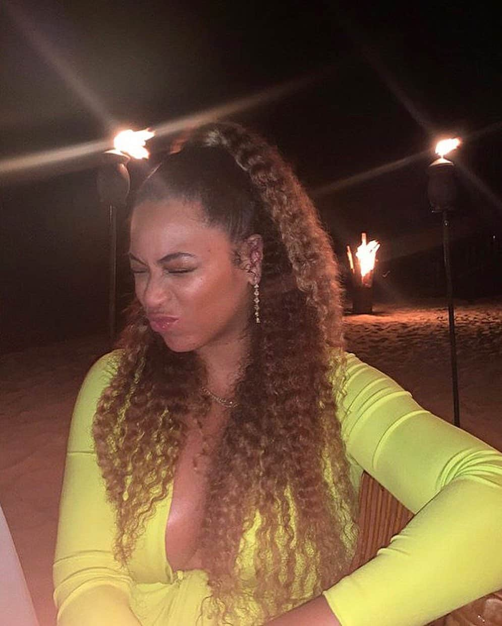 WHO WHAT WEARさんのインスタグラム写真 - (WHO WHAT WEARInstagram)「Bey photo dump. Like for good vibes. ✨ photos: @beyonce」1月10日 8時24分 - whowhatwear