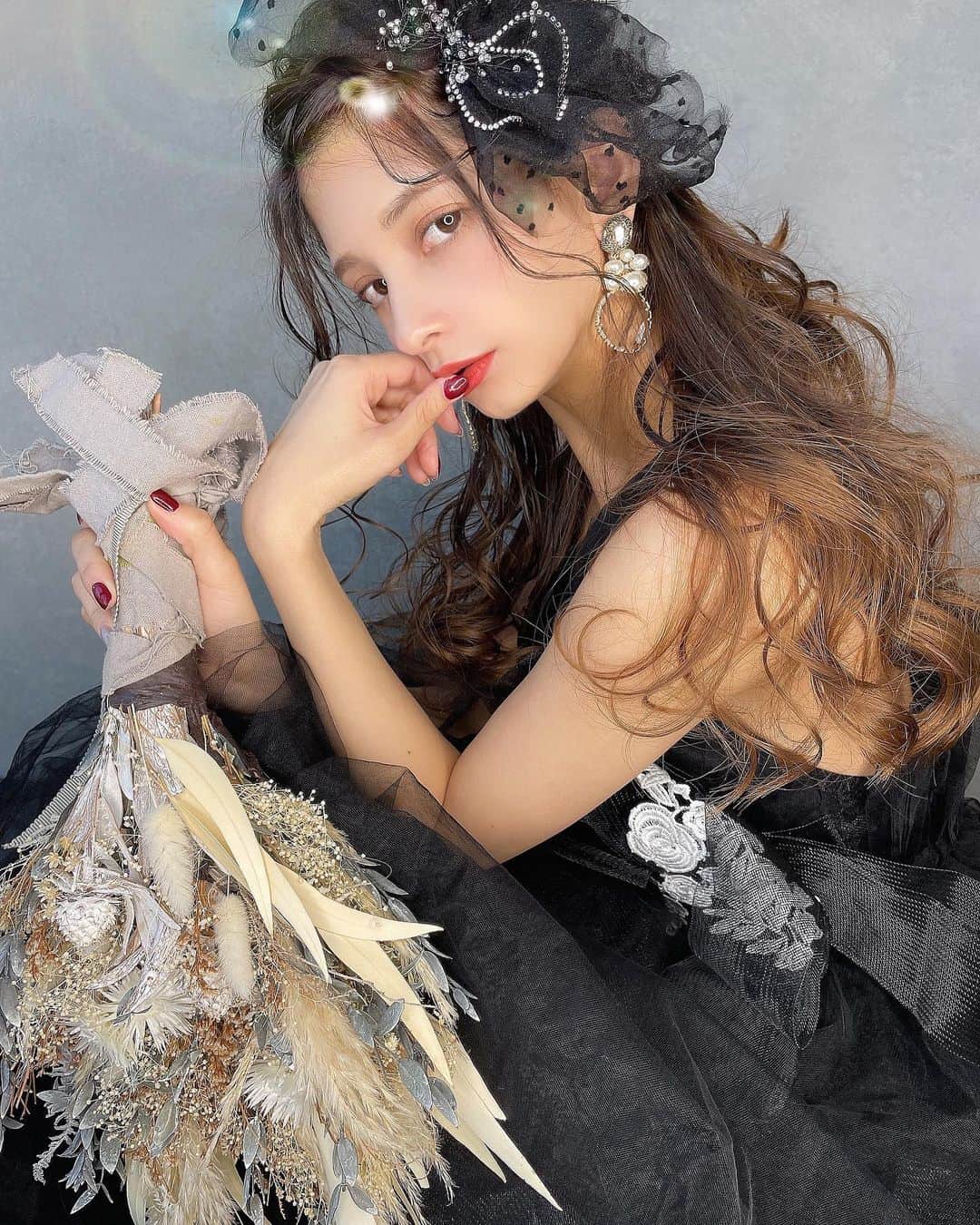 堀井大輔のインスタグラム：「・ ・ 絵になる、みっちー🐭 ・ よくしゃべる、みっちー🐭 ・ 日本育ちなのにカタコトな、みっちー🐭 ・ 今年も素敵な作品たくさん撮らせてください♡ いつもありがとう☺️🙏 ・ ・ 𝑚𝑜𝑑𝑒𝑙 @michie_0204  ℎ𝑎𝑖𝑟/𝑝ℎ𝑜𝑡𝑜 @daisuke_5511  ℎ𝑎𝑖𝑟 𝑎𝑐𝑐𝑒𝑠𝑠𝑜𝑟𝑦 @laralaura73  𝑒𝑎𝑟𝑟𝑖𝑛𝑔 @you_and_me_aroma  𝑏𝑜𝑢𝑞𝑢𝑒𝑡 @jewel_flower_antique  ・ ・ #クラウンヘアー#天白区#名古屋 #名古屋美容師 #美容師 #ヘアセット#セット#ヘアアレンジ #プレ花嫁 #作品撮り #ウェディングドレス #ホリーマジック #ホリージョ撮影 #ホリージョ #2021秋婚 #2021春婚 #2021夏婚 #全国のプレ花嫁さんと繋がりたい #ウェディングニュース #コテ巻き #巻き髪 #ゼクシィ2021 #アップスタイル #まとめ髪 #おだんご #編みおろし #Dressy花嫁 #プラコレ ￼ 	◦」