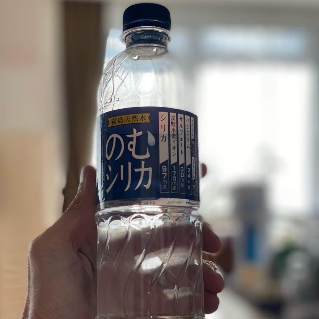 窪塚洋介のインスタグラム：「ええ水届いた💧 美味い沁みる。。。 送って頂いた方、ありがとうございます^ ^  ナチュラルミネラルウォーターとミネラルウォーターは違うんだよな！！  さて、 こう見えて、 毎日7時間前後ぐっすり眠ります^ ^ 自分流のコツ👇  1,眠る3時間以上前から何も食べない  2,眠る前はなるべくスマホを触らない  3,眠る近くにスマホを置かない  4,暗闇で眠る  5,気持ちのいい寝具で眠る(素材、感触、セッティング)  6,湿度を保つ  7,室温を保つ  8,お風呂に浸かってから眠る  9,オーガニックのアロマを嗅いでから眠る  あとは、 日中なるべく太陽を浴びる、毎日なるべく規則正しい生活、毎晩なるべくコーヒーとかお酒を摂り過ぎない(お前が言うな)」