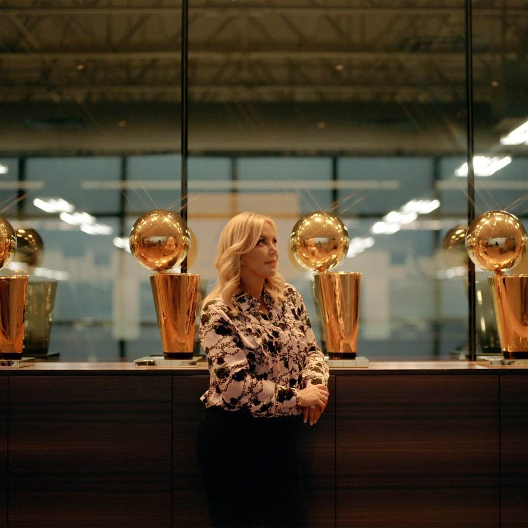 New York Times Fashionのインスタグラム：「Jeanie Buss, the owner of the Lakers, is the first female owner to win an N.B.A. championship. “Jeanie is not just one of the best owners in the N.B.A.,” said @magicjohnson. “She is one of the best owners in all of sports.” Link in bio to read how @jeaniebuss rose to the occasion. 🏆 Photograph by @tracythnguyen」