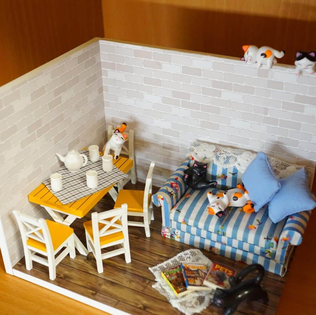 みかんさんのインスタグラム写真 - (みかんInstagram)「. Good morning〜☀️ . 小さいものに癒されます💕 . #dollhouse  #ミニチュアハウス #ねこのいる部屋 #ねこが可愛い #ミニチュアハウスキット」1月10日 8時33分 - aja.ri