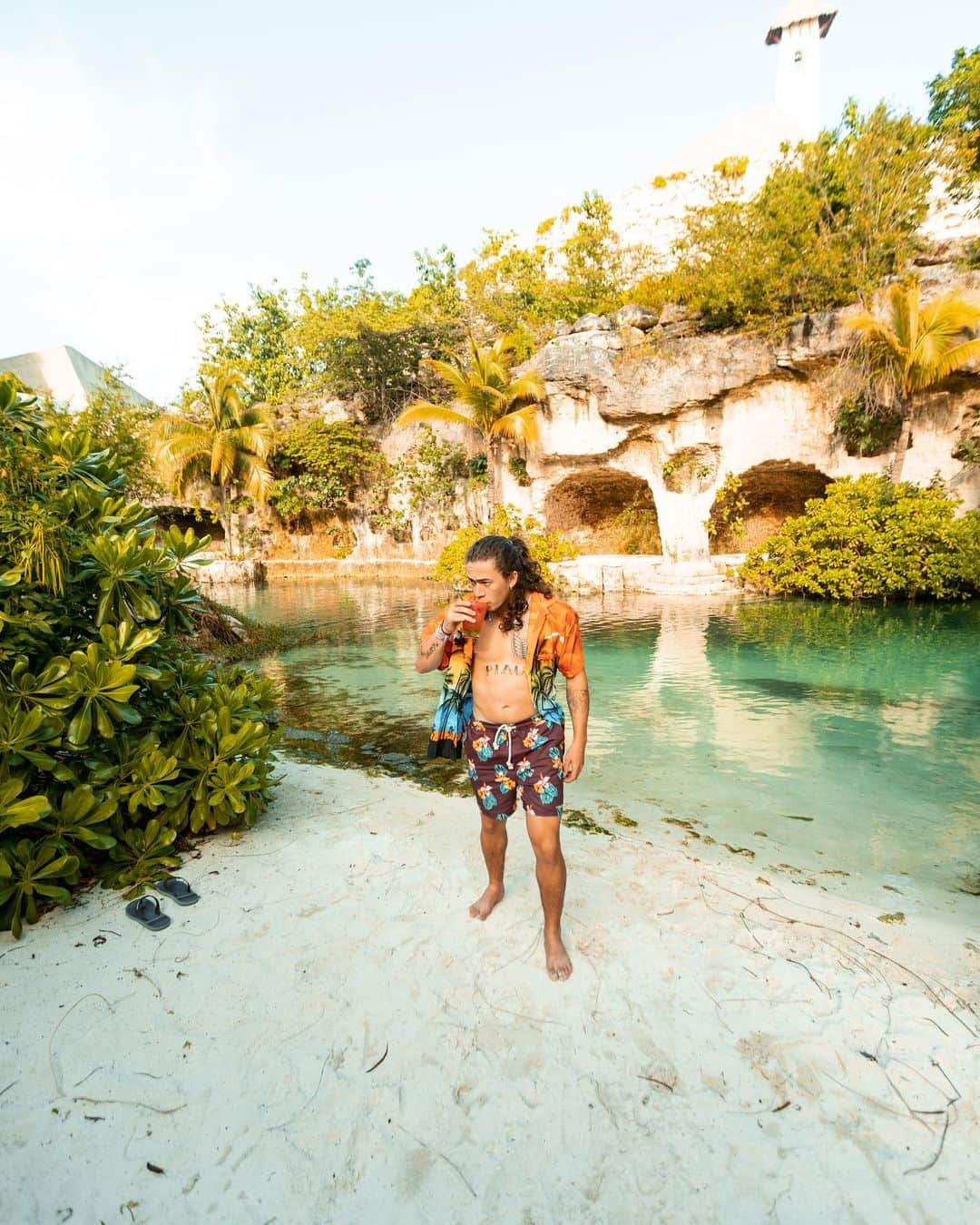 Whindersson Nunesさんのインスタグラム写真 - (Whindersson NunesInstagram)「Tá um calor do carai 🔥🤣 @hotelxcaretmexico  📸 @juniormarques」1月10日 8時38分 - whinderssonnunes