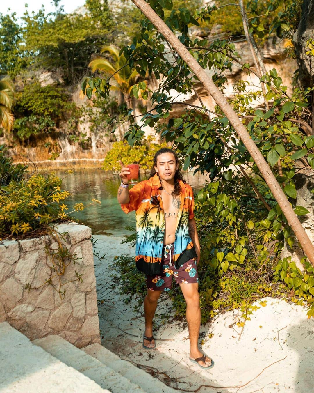 Whindersson Nunesさんのインスタグラム写真 - (Whindersson NunesInstagram)「Tá um calor do carai 🔥🤣 @hotelxcaretmexico  📸 @juniormarques」1月10日 8時38分 - whinderssonnunes