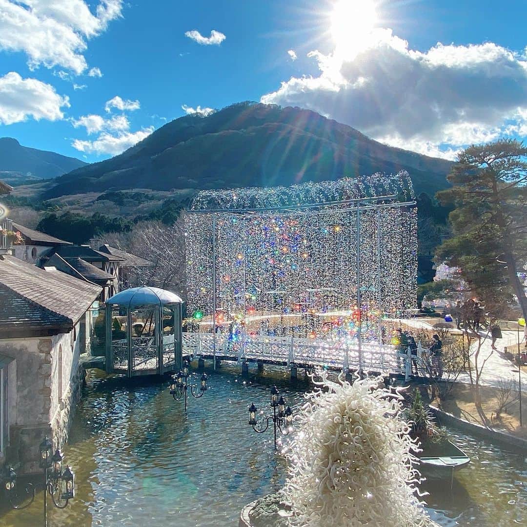 のインスタグラム：「大晦日に箱根#ガラスの森 に10年ぶりくらいに行ってきました✨  まるで#イタリア にいるよう✨﻿ （とくに#ベネチア ね！）﻿ ﻿ 海外行けない時期なので少しでも﻿ 海外気分を味わえて大満足💕﻿ ﻿ 箱根は#美術館 が本当に多く﻿ #ART 好きな私たちには最高の場所😍﻿ ﻿ 年末年始だけでも2つ行きました。﻿ これから色々巡りたいところたくさん！﻿ ﻿ なんだかこの日自分の写真ほとんどなく﻿ 彼の写真ばかりになってしまったけど﻿ 少しでもこの風景や素敵さが﻿ 伝われば嬉しいです✨﻿ ﻿ 地域を盛り上げるためにも﻿ 緊急事態宣言明けたら﻿ 是非行ってみてください❣️﻿  #美術館巡り #箱根 #hakone #箱根とライフ」