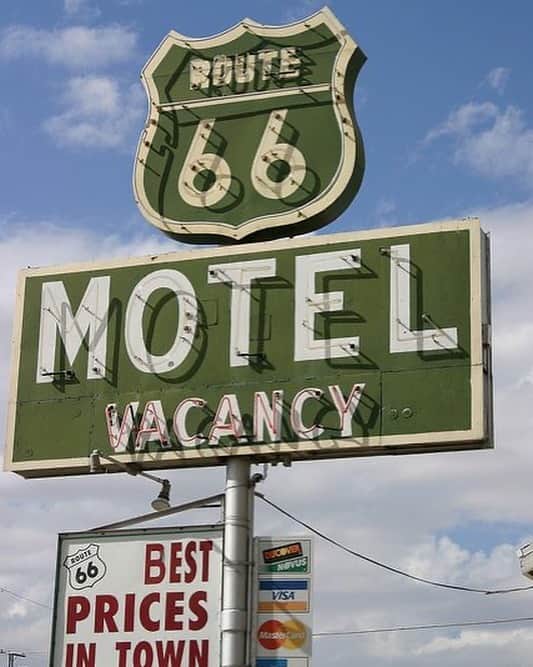 カレントエリオットのインスタグラム：「the open road is calling…🚙  #roadtrip #motel #vintagesigns #inspo #California」
