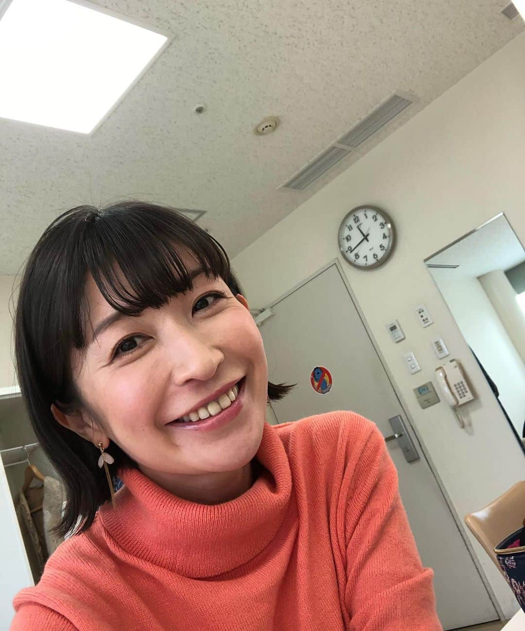 小野真弓さんのインスタグラム写真 - (小野真弓Instagram)「おはようございます😊 毎日太陽さんさん🌞天日干し〜 朝は暖房の前で、皆でお日様待ちですー🐶🐶🙋🏻‍♀️✨ 毎日洗濯物を崩す犯人🐶 証拠撮ったよハナちゃん！😏✨🚔 日曜日。今日も今日とて。 ステイホーム🏡良い一日を🌈 #チワワ#ハナちゃん #チワマル#ハルくん #いぬすたぐらむ #いぬばか部 #chihuahua #maltese #mixdog#doglover #dogstagram #犬のいる暮らし #千葉暮らし#ステイホーム中#楽屋写真は昨年です#心配性 #備忘録#朝日記 かーさんそろそろ仕事の準備。 雪が心配。色々心配。ほぼ家にいて元気全開だけど😤 無症状で人にうつすパターンだけは阻止したい。 念のための郵送式pcr。結果待ち。。ドキドキです。」1月10日 8時43分 - hanaharuaroi