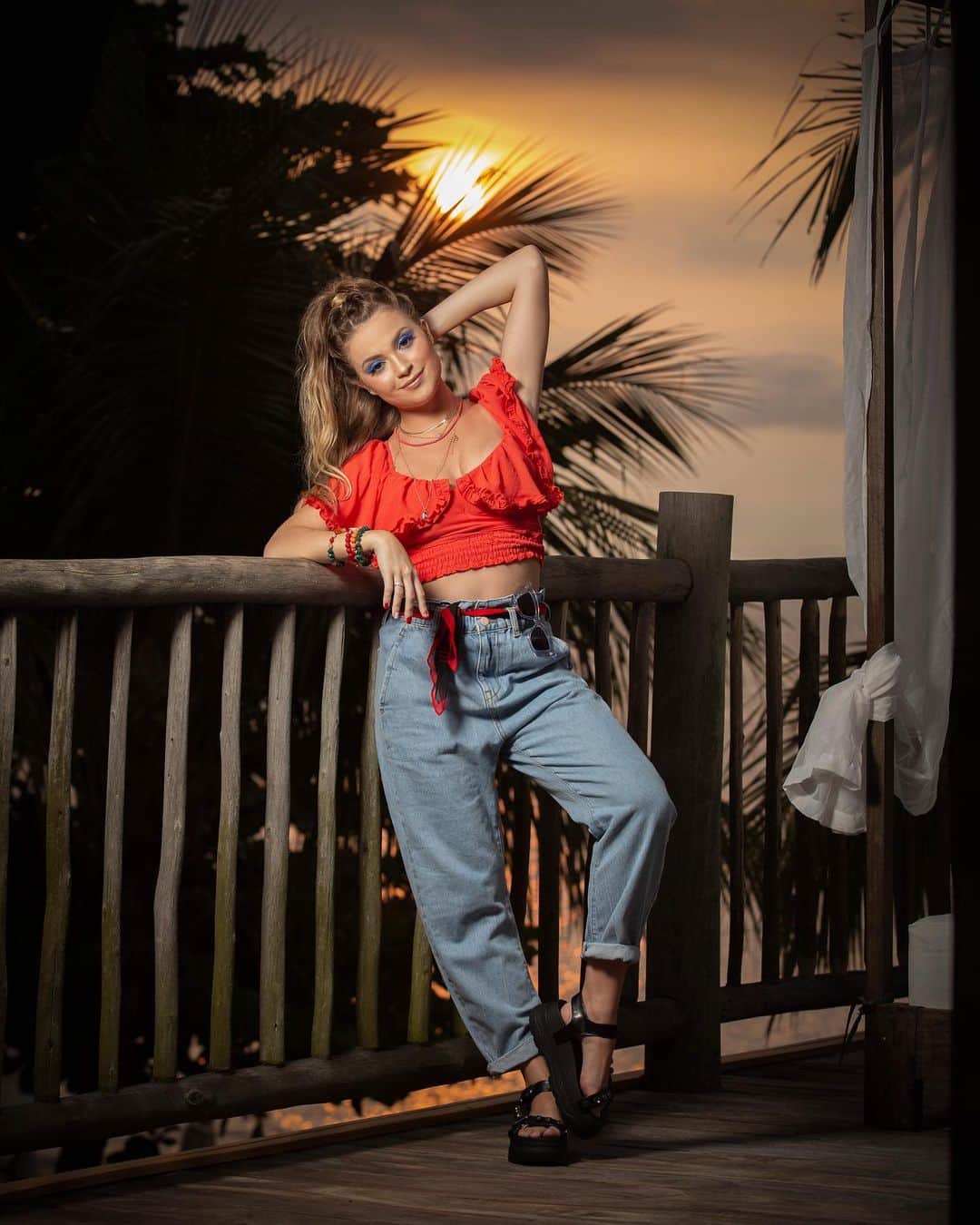 ライサ・チャダッドのインスタグラム：「sunsets 🥰  Ph @cristianofeder  beauty @yanrodriguesmakeandhair  Styling @alexandraleitestyling」