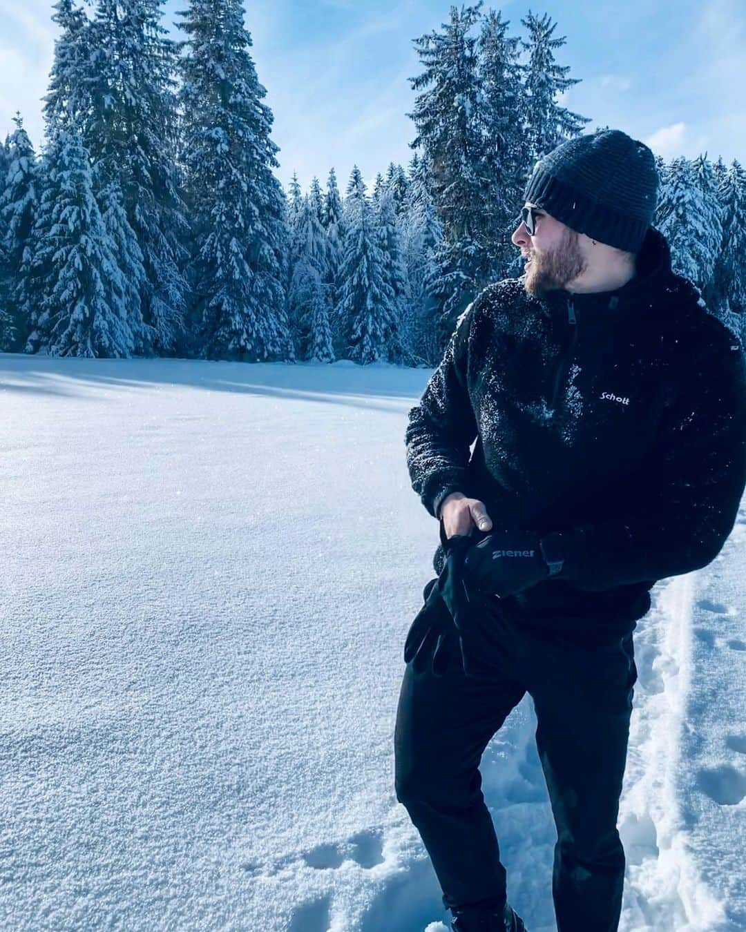 ヨハネス・ベターのインスタグラム：「Just take a deep breath and relax. ❄️💆🏼‍♂️ #VetterSchnee #VetterWurf #cold #snow #landscape #blackforest #weekend #mood #relax #enjoy #sun」