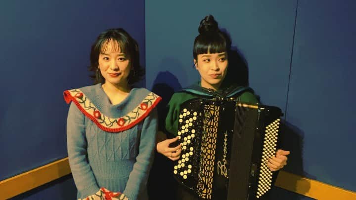 小春のインスタグラム：「1/13 有人ライヴのはずが コロナ様のおかげで 無観客配信ライヴに 変更になりました！！  配信チケットはまだ発売中！ みんな！ 新年早々観に来てヨ！  1/13 19:00スタート！ 2500円だよやす！！！！！ やっす！！！！！！ 安くしすぎたどうしよ！  チケットやら詳細はYouTubeチャンネルに載ってる同じ動画を見てくんなまし！概要欄にアレコレ書いてあるヨ  今年もチャラン・ポ・ランタンのライヴをお楽しみになー🎍コロナ様が強すぎて泣きそうだけどみんなも生きてくれ〜」