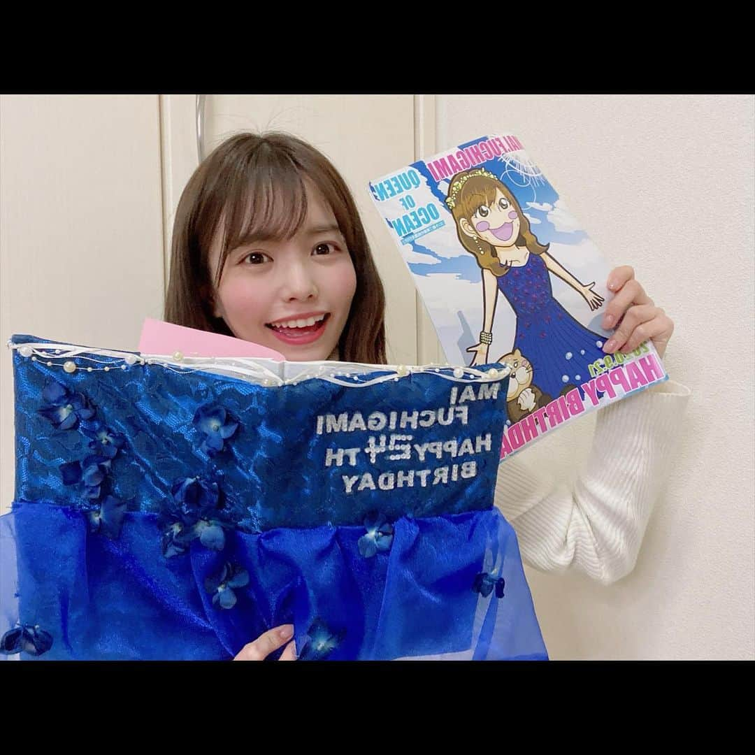 渕上舞さんのインスタグラム写真 - (渕上舞Instagram)「🎁﻿ ﻿ ﻿ 毎年いただいていた生誕のメッセージアルバムと冊子📘﻿ ﻿ 昨年は開催出来なかったにも関わらず、﻿ こうして用意してプレゼントしていただけるとは…😢✨﻿ 本当にありがとうございます。﻿ 昨年末に届いた、とっても幸せな贈り物でした☺︎﻿ ﻿ ﻿ #thankyou #メッセージアルバム #生誕祭2020 ﻿」1月9日 23時53分 - mai_fuchigami_48