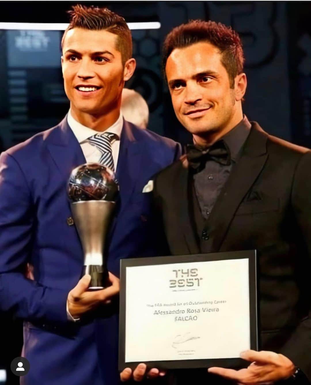 アレッサンドロ・ローザ・ヴィエイラのインスタグラム：「Hoje faz 4 anos da premiação #Thebest @fifaworldcup #balondeoro   Premiação pela carreira que fez valer a pena todos os anos de futsal! ❤️👑✅」
