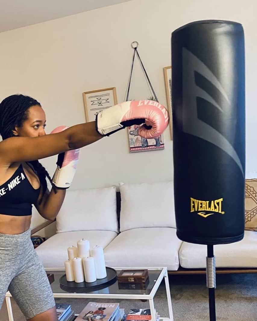 Urban Outfittersさんのインスタグラム写真 - (Urban OutfittersInstagram)「Just getting warmed up for a whole new year of fitness goals with @Everlast 🥊  Link in bio!」1月10日 0時05分 - urbanoutfitters