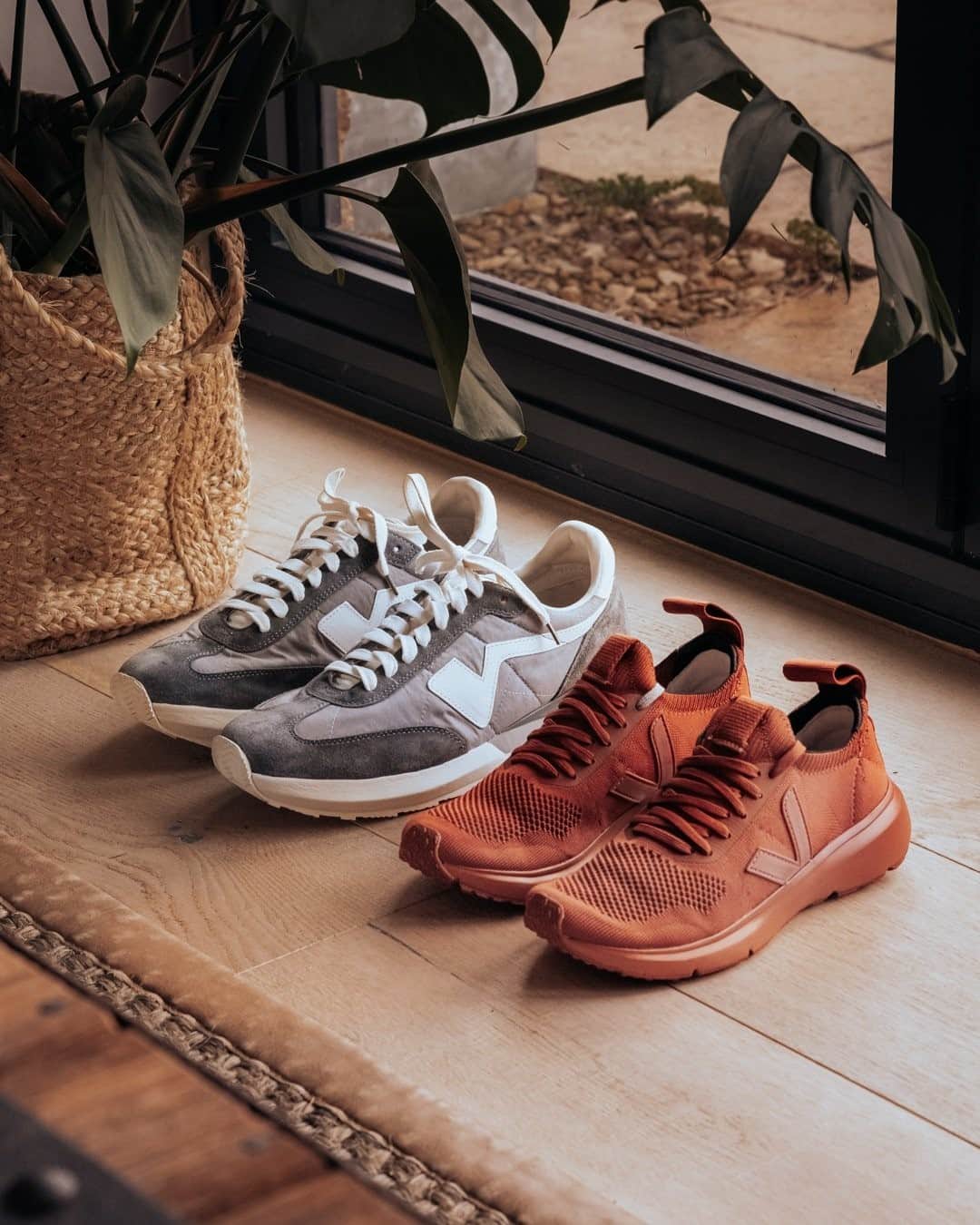 MR PORTERのインスタグラム：「Which pair would you wear — ⚪ or 🔴 ? Let us know in the comments below.  Shop the story: visvim - FKT Runner Suede- and Leather-Trimmed Nylon-Blend Sneakers」