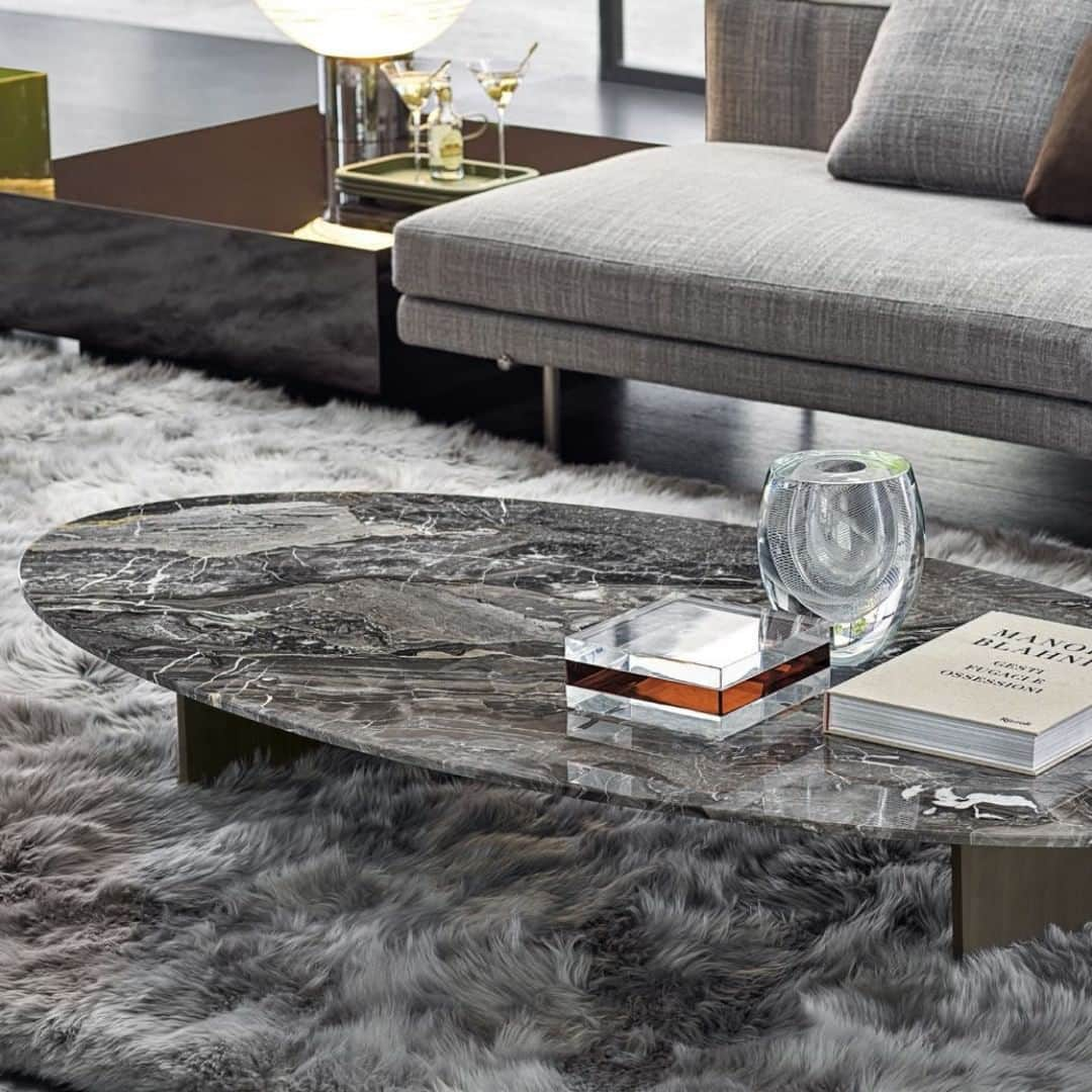 Minotti Londonさんのインスタグラム写真 - (Minotti LondonInstagram)「The Linha family welcomes coffee tables that reiterate the airy lines of the dining table, designed by a thin marble top only 16 mm thick.  The stratified bearing structure with matt black lacquered finish features thin aluminum sides with a varnished Golden Brown finish and a top in Grigio Orobico or Sahara Noir marble.  See more of Linha Collection by tapping the link in our bio.  #minottilondon #minotti  #madeinitaly  #interiordesign #homedecor  #furniture #residentialdesign #homestyling」1月10日 0時00分 - minottilondon