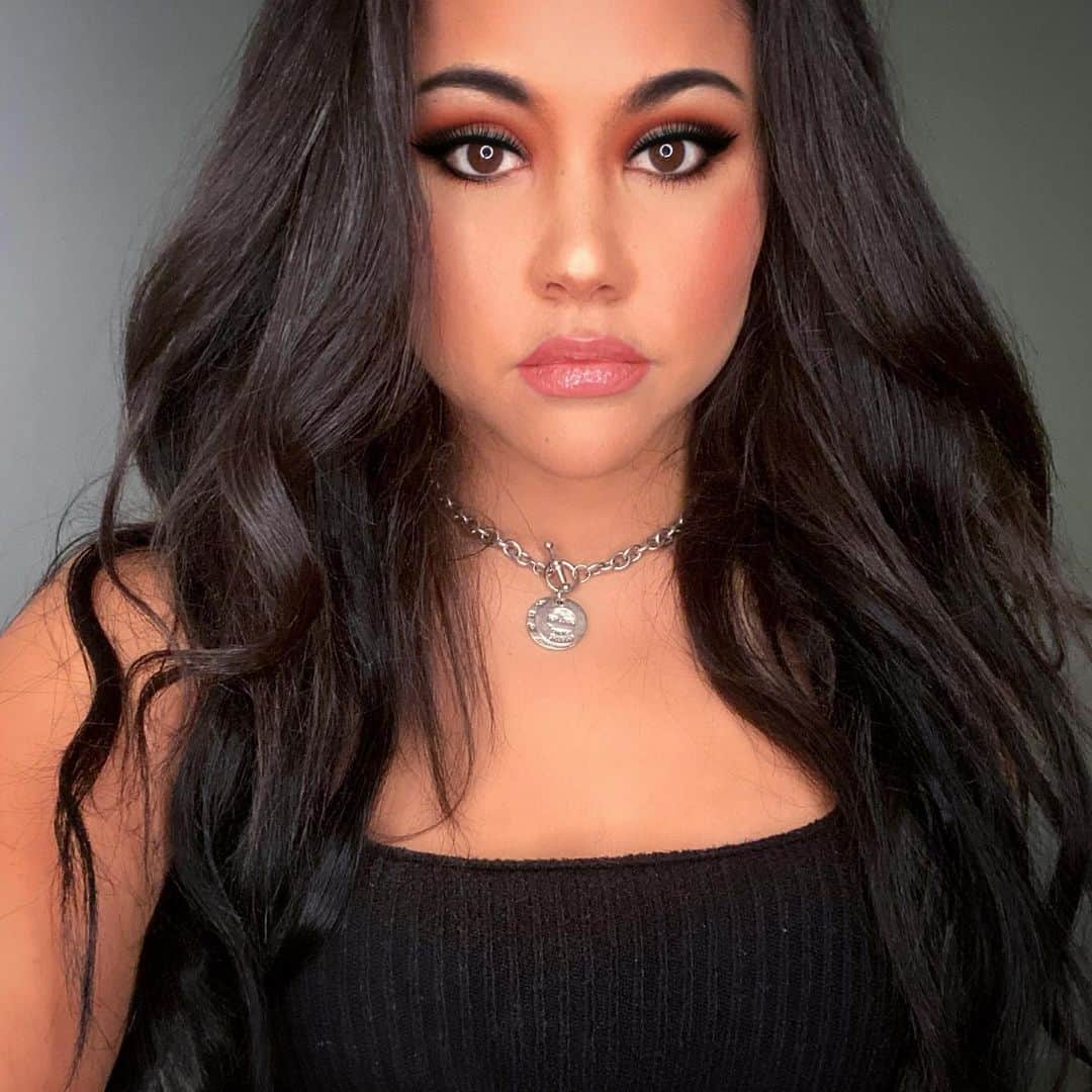 キャット・デルーナのインスタグラム：「Practicing festive makeup looks for when I can finally go back onstage to sing for all of you🎤 🎤🎤🎤🎤 #fingerscrossed #2021goals #getmylooksready lol」