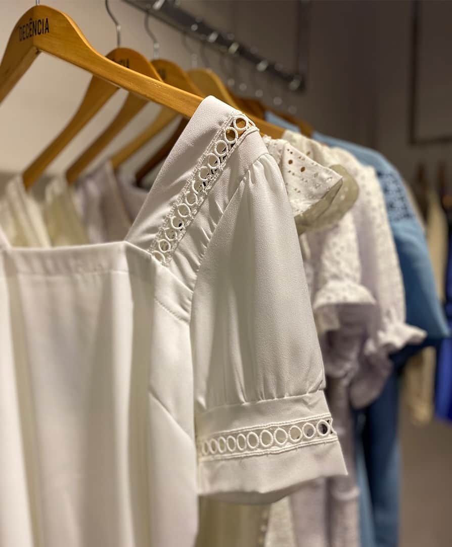 DECÊNCIAのインスタグラム：「Já viu de pertinho das nossas peças? Lojista, entre em contato com a nossa equipe de vendas pelo link da bio para ver nossa coleção de verão completa! #decencia #modaatacado #plussize #roupasplussize #plussizeatacado ⠀」