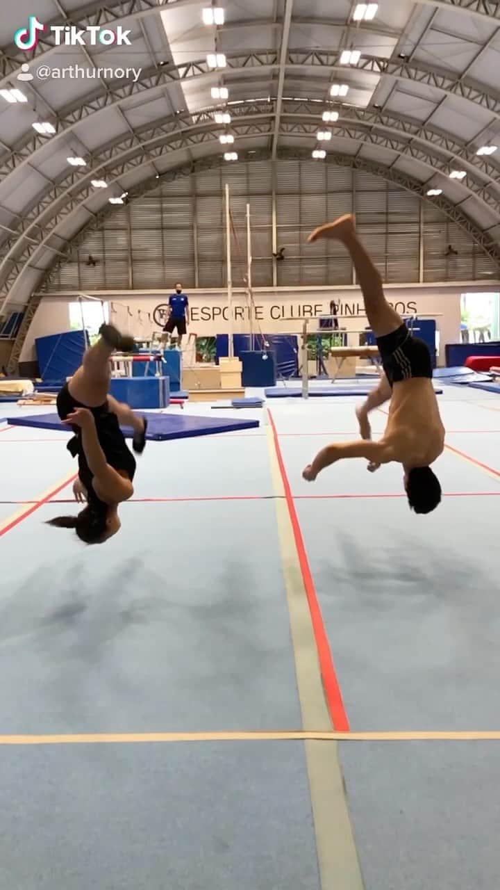 アルトゥール・オヤカワ・マリアノのインスタグラム：「Será que to torto?????? O importante é a sincronia da dupla! 😂😅🤸🏻‍♂️🤸🏻 @thais.gym  Bom final de semana ❤️ #friends #gymnastics #tiktok #reels #ginasta #amizade #mortal」