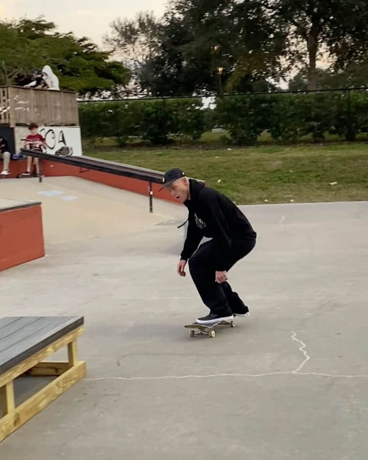 ジェイク・イラーディのインスタグラム：「New ledge New tricks」