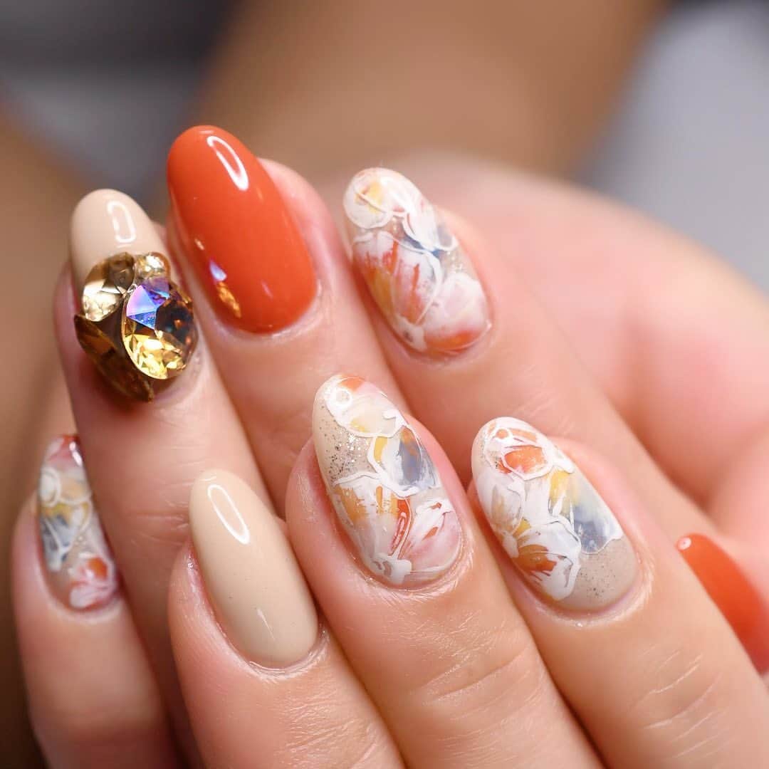 Yuka Maeda ::manicurelistのインスタグラム：「たしか @minmin_nail さんの持ち込み画像☺️ちょぴりあれんじ🥺 . . Salon data▼ ＝＝＝＝＝＝＝＝＝＝＝＝＝＝＝＝＝＝＝＝ . CADENAS -nail eyelash salon- ●Nail artist  @yuka.maeda  @yuki_cadenas ●eyelash　@cadenaseyelash  ゲストに愛と感動を…♡ . 【 LINE ＠cadenas 】 ご予約/お問い合わせはLINEよりお気軽に🤲 ▶︎▶︎#cadenasnail デザインアップしてます♡  price…★⭐︎Instagram特別キャンペーン中⭐︎★ . 「インスタ見たよ👀」と LINEからご予約で特別プライス7500円！！ . ※ご新規様限定 ※キャラクターや特殊なエレメント等のみ 別途料金いただく場合ございます🙇🏻‍♀️ . . price…初回8000円（オフ込み） access…大阪市北区堂山町16-1  中崎町駅  徒歩5分 /  梅田駅  徒歩6分 . tel… 06-4792-8617 ＝＝＝＝＝＝＝＝＝＝＝＝＝＝＝＝＝＝＝＝ . . .  #中崎町ネイルサロン #梅田ネイルサロン #大阪ネイルサロン #関西ネイルサロン #インスタネイル #instanails #instanail #トレンドネイル #ネイルサンプル #フラワーネイルデザイン  #ネイルブック #フラワーネイル #ネイルチェンジ #今月のネイル #にゅーねいる #冬ネイル #パールネイル  #ネイル大好き #ベージュネイル #ネイル部 #女子力向上委員会 #女子力 #女子力ネイル #オレンジネイル #orangenails  #ニューネイル  #ナノソル #ナノソルcc  #ナノソル販売店大阪」
