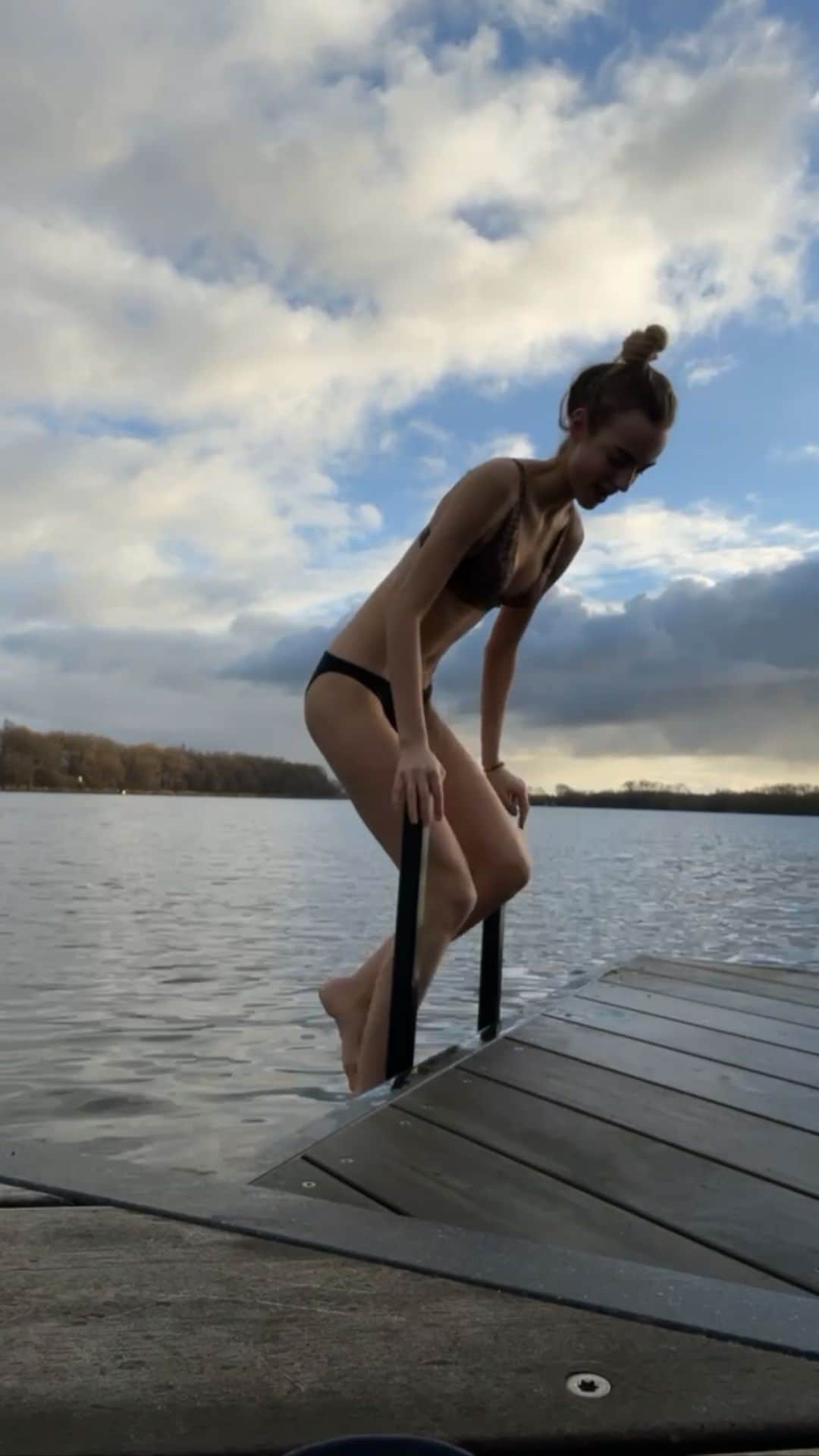 マルチェ・フェルフーフのインスタグラム：「Winter swim ❄️」
