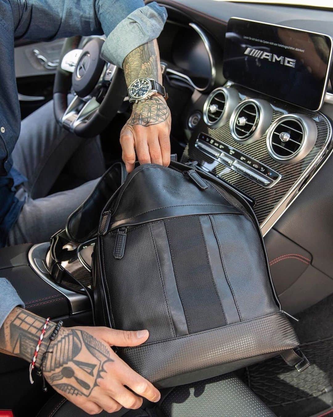 メルセデス・ベンツさんのインスタグラム写真 - (メルセデス・ベンツInstagram)「Looking for an elegant backpack to carry all your personal belongings with you? Then check out this @santoniofficial leather backpack. #MercedesAMG #AMG #Santoni via @mercedesamg」1月10日 0時27分 - mercedesbenz