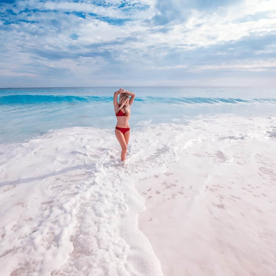 サシャ・カリスのインスタグラム：「Good morning!  It’s a chilly 66 degrees F here today 🥶 What do you guys have planned for this weekend? I’m going to try and teach Derek to kite surf 🏄‍♂️ 😅 Watch my stories today to see how it goes! 💦」