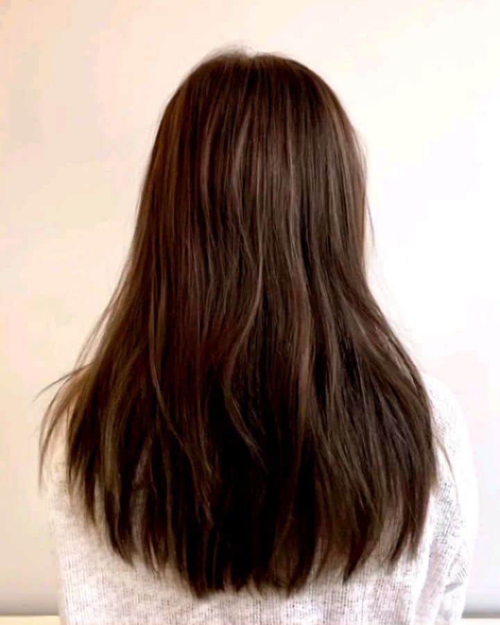 ユ・ハナのインスタグラム：「집콕하느라 혼관리가 답인 요즘 관리안되는 피부 더 관리안되는 머릿결 때문인지 #엘립스헤어비타민 의 인기는 최고였어요👍👍 머리찰랑찰랑 움직일때마다 나는 향기는 가던 사람도 한번 더 돌아보게 한다는 엘립스🌸 일요일인 오늘, 온오프라인 최저가 마지막 혜택날이에요🎶   2005년 햇볕이 뜨거운 인도네시아에서 태어난 엘립스는 현재 아시아 No.1 헤어 비타민이에요.   ✔단 한번의 사용으로 부드러워지는 머릿결  ✔오랜시간 지속되는 향기 ✔고민에 따라 골라쓰는 헤어비타민 ✔자연에서 얻은 오일과 비타민으로 만들어진 천연 헤어에센스 ✔할랄인증을 받아 깨끗하고 안전 ✔캡슐 하나로 끈적임 ZERO! 촉촉하고 풍성하게 완벽 흡수력! ✔유분기 걱정 NO! 머리 떡짐 NO! ✔1ml씩 캡슐에 담겨있어 부피걱정, 샐 걱정없이 가방에 쏙! / 산화되지 않게 그대로 보존 / 생분해성 젤라틴 캡슐로 미생물에 의해 분해되어 자연으로 돌아감  ✔비타민 A,C,E + PRO Vit B5가 손상된 모발에 깊숙히 영양을 채워 약해진 모발을 강화 ✔집중 영양공급으로 기존의 헤어에센스 보다 2배의 영양과 윤기로 손상된 모발에 영양을 공급  우와아아아옹💛 읽기도 귀찮을만큼  장점이 너무 많아요🎶  일요일 자정 마감할게요😄  🌸오피셜계정 @fromhana111 🌸제품문의 kakao talk ID '프롬하나cs' 🌸구매는 상단프로필란의 파란색 링크주소인 프롬하나닷컴 클릭 ✔」