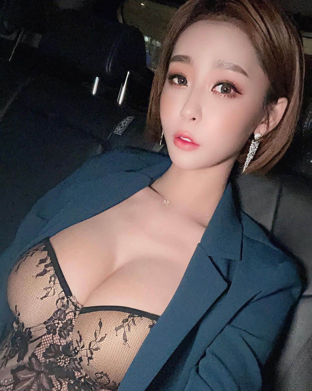 小雪（Winnie）のインスタグラム：「今天來帥一下～有帥嗎？😎 Like this style ?#doubletap #share  我這樣出門你還認得我嗎？ 這應該是我剪短後第一次這麼帥？ 🙈  造型 @demi3194   #出席 #尾牙活動 #冷到爆天氣 #喜歡#留言#收藏」