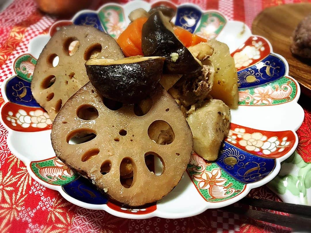 川原由維さんのインスタグラム写真 - (川原由維Instagram)「最近のお家🏠ご飯🍚  お正月のお節風から煮物にはまり、2日に1回くらい作ってる😂  私は切って入れてるだけで、お釜ちゃんが働いてくれてるんだけどね🤣  煮物の味付けは出汁塩と、久原の出汁醤油のみ‼️ ほんのり甘くて美味しい😋 自画自賛🤣  レンコンの酢漬けにもはまってる🤣 大根、カブ、人参🥕はしてたけど、レンコンは今年初挑戦ではまりました😉 シャキシャキ、さっぱり美味しい😊  今年は料理ももっとたくさん出来るようになりたい☺️  #お家ご飯 #クッキング #煮物 #ピクルス #酢漬け #お釜料理 #炊飯器料理 #料理 #レパートリー #増やしたい」1月10日 0時36分 - yui5520