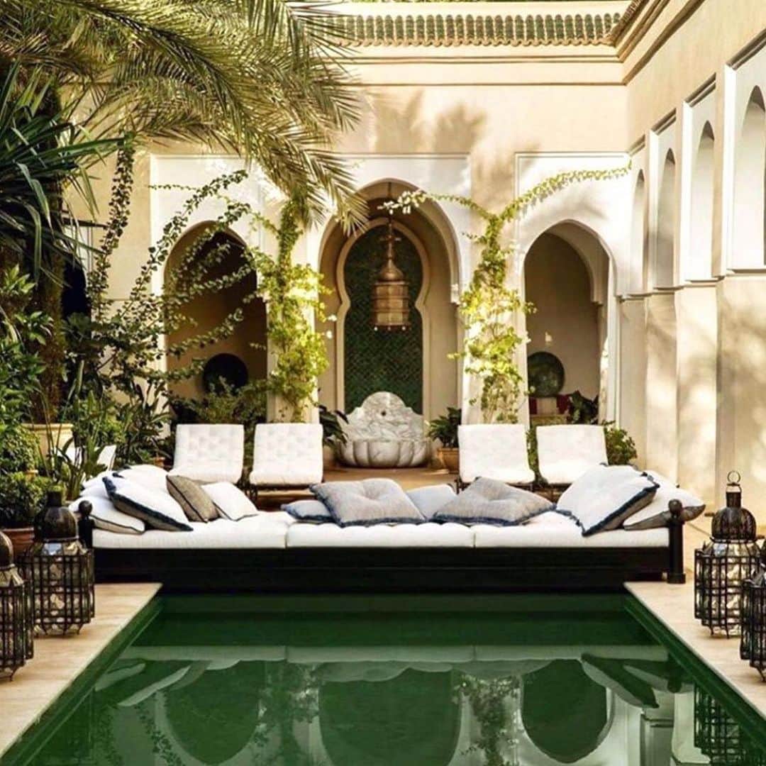 バウンキットさんのインスタグラム写真 - (バウンキットInstagram)「Start your weekend with this visual getaway to Bulgari’s Marrakech home 💚 . . . . . . . . #getaway #marrakech #insperation #green #maroc #medina #greenjewelry #tasselearrings #handmade #moroccanarchitecture #riad #moroccanjetset」1月10日 0時43分 - bounkitnyc