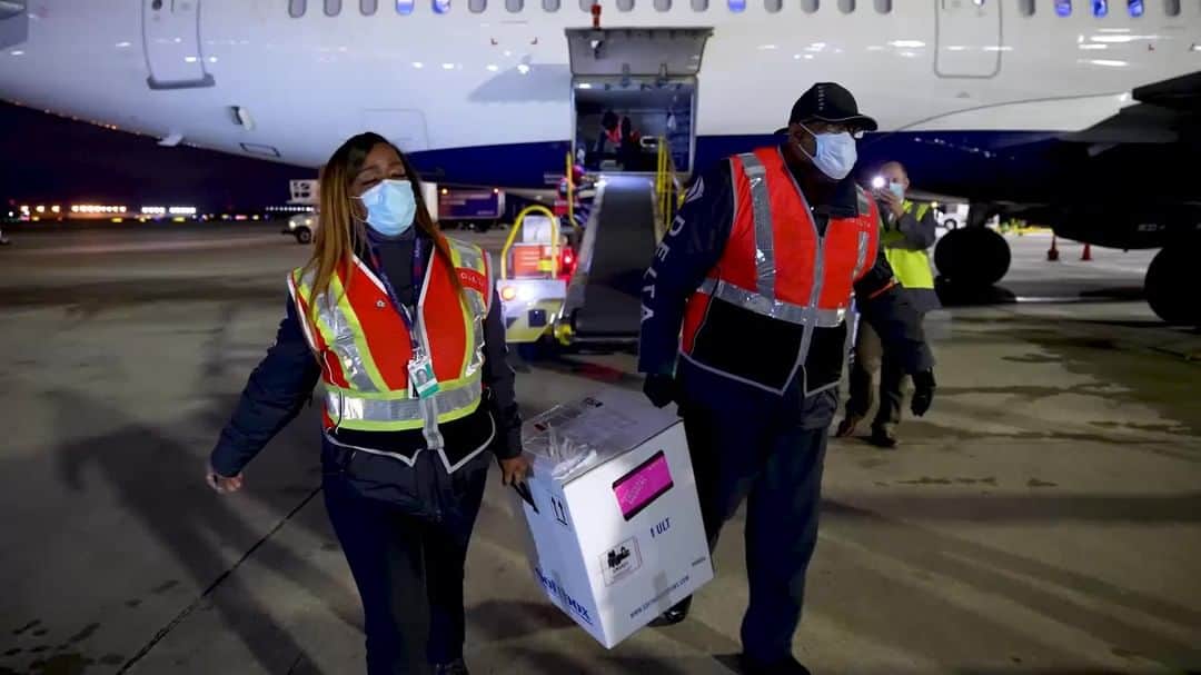 デルタ航空のインスタグラム：「From monitoring temperatures of shipments to tracking deliveries, the Delta Cargo team is working 24/7 to transport the COVID-19 vaccine around the country.  See how it works at the link in our bio.」