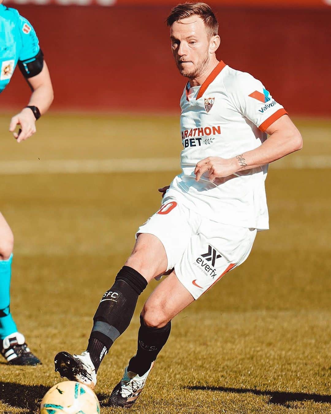 イヴァン・ラキティッチのインスタグラム：「Gran partido y 3 puntos muy importantes! Bravo @ennesyri15 por el hat-trick! 🥳 Seguimos! 💪🏻⚽️🔥 — Great victory and 3 important points! Congrats @ennesyri15 for the hat-trick! 🥳💪🏻⚽️🔥 @sevillafc #WeAreSevilla #Rakitic」