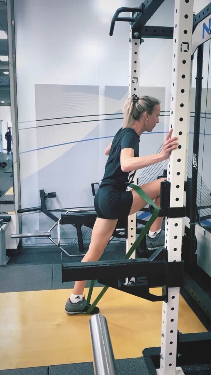 リンジー・シャープのインスタグラム：「Band stomps!! One of my favourite exercises back in the programme for this block at @nas_sc 🔥 @mgic78」