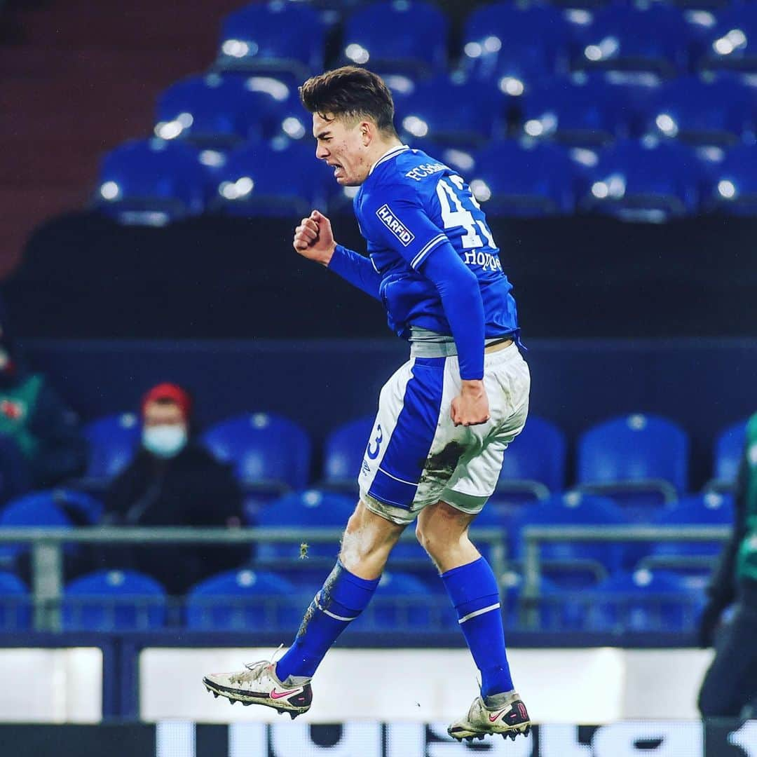 シャルケ04さんのインスタグラム写真 - (シャルケ04Instagram)「𝐃𝐑𝐄𝐈𝐄𝐑𝐏𝐀𝐂𝐊❗️ ⚽️⚽️⚽️ @matthewhoppe9 . . #S04TSG 3:0 #Schalke #S04 #Matchday #Football #Soccer #Bundesliga #Knappen #WirLebenDich #🔵⚪️」1月10日 1時00分 - s04