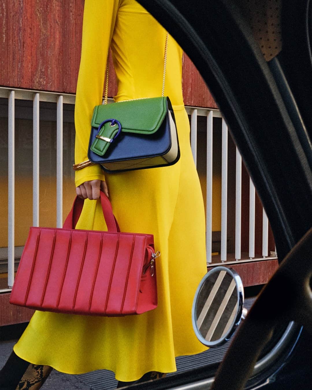 ランセルのインスタグラム：「Spotted!  Notre sac Adèle dans @vogueitalia Pssst : rendez-vous en ligne ou en boutique pour profiter de notre sac Adèle à prix doux 💚 Adèle – Cuir embossé et cuir lisse – Vert olive, noir et crème Adèle – Embossed and smooth leather – Olive green, black and cream • • • @SarahVanRij  @LucaGalasso @Efarneti @FerdinandoVerderi  @SimonePrusso  @MaryCesardi  @_itsedwin_ @itscamillapirolo  #AdeleByLancel #Lancel」