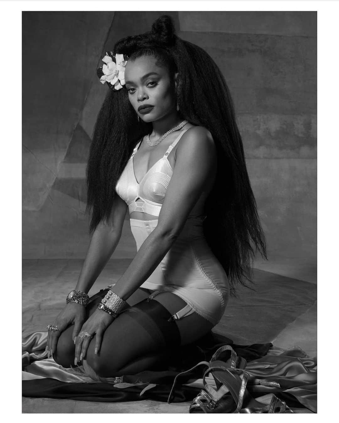 のインスタグラム：「✨ Andra Day✨ for @vmagazine   Credits below 👇🏾  Talent : @andradaymusic  Photography: @djenebaaduayom Fashion: @patti_wilson Interview: @leedaniels Makeup: @porschefabulous Hair: @lacyredway #HairbyLacyRedway  Text: @mathiasrosenzweig Manicure: @thuybnguyen (@aframe_agency) Set Design: #WardRobinson (@woodenladder) Production: @crawfordandcoproductions Special Thanks: @leedanielsentertainment, @feeshlite」