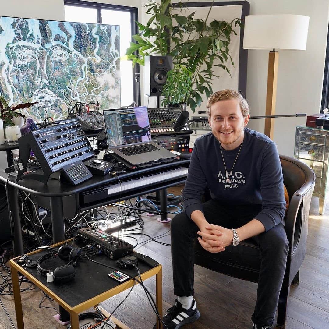 のインスタグラム：「WFH set up in LA」
