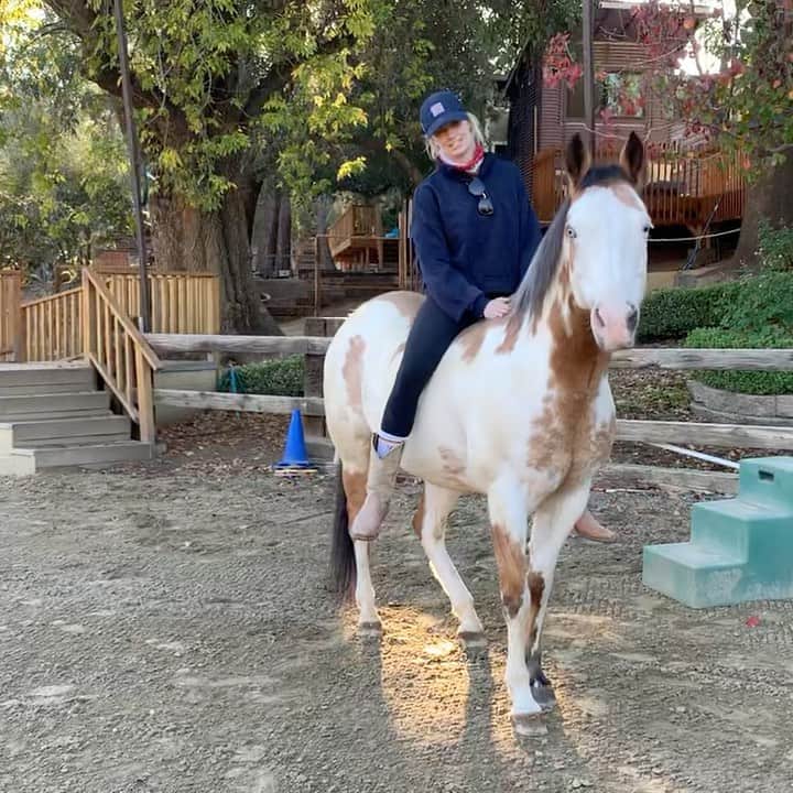 ベス・ベアーズのインスタグラム：「"The present moment is my place of healing "- Motto of the new year for me. Trying to take in each moment, the easiest place for me to be present fully, without thinking of anything else, is with horses. 💛💛💛🥰💪🏻🐴」