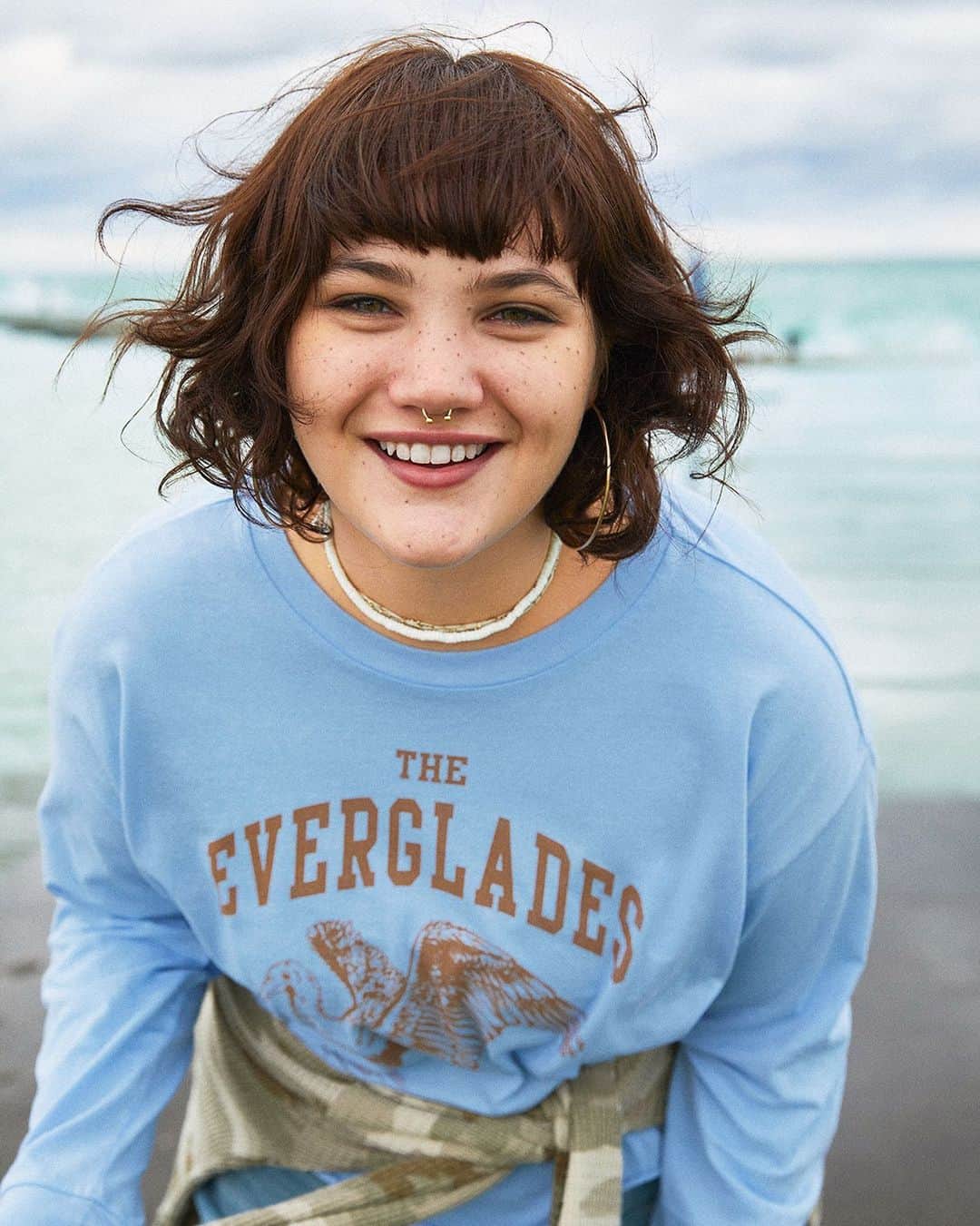 American Eagleのインスタグラム：「This is our Saturday face 😁 We’re spending our weekend in Mom Jeans & graphic tees… hbu?」