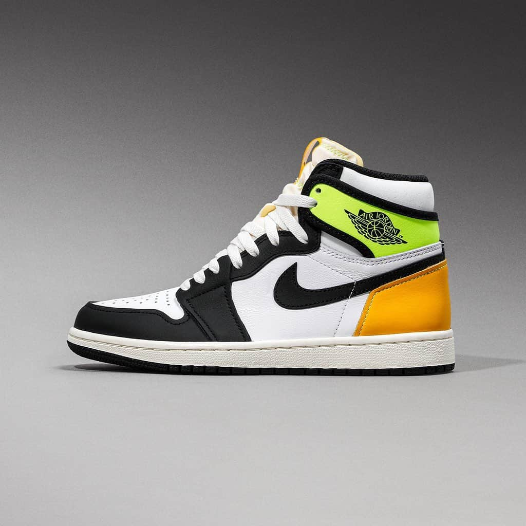 Flight Clubさんのインスタグラム写真 - (Flight ClubInstagram)「Jordan Brand hones in on deconstructive detailing with the Air Jordan 1 ‘Volt Gold,’ using an exposed foam tongue and a transparent, reversed tag for a unique execution on the timeless silhouette.」1月10日 1時09分 - flightclub