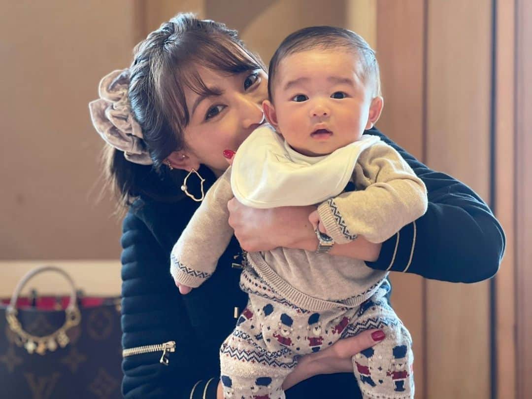 DJ JUICYのインスタグラム：「💓中学からの友達💓 何年、いや！20年以上経ってもみんな変わらないなぁ〜😂笑  みんな結婚して、ママになったり変わった部分もあるけど🤗未だにみんな集合すると、うるさいし、笑いがたえないわー🤣🤣🤣🤣🤣🤣💕  お昼から蟹🦀食べて、ガールズトークしておもしろすぎたわ〜🔥💣💘  #bff#friends#babyboy」