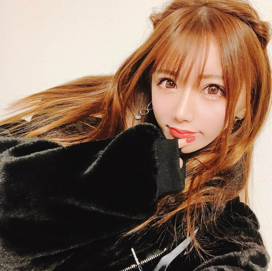 如月奈々のインスタグラム：「最近色んな化粧とカラコン楽しんでる😋. . 今年はナチュラル可愛い目指して頑張る🥰🥰. 美容の一年にするっ🥰🥰. お肌の調子よいとお化粧楽しい💄✨. すぐ肌荒れするから、、😢. 最近やっと治ってきた😢嬉。。. . そしてやっと気付いた😳. カラコン小さい方が垢抜ける☺️. 今まで小さいの嫌で嫌で付けれなかったのに🤣. . . #ヴェルージュ #歌舞伎町 #キャバ嬢 #キャバクラ #ヘアメイク #ナチュラル #メイク #ダーマペン4 #ワイコ #ドクターズコスメ #韓国 #マデカクリーム #ナチュラルメイク #カラコン」